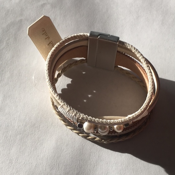 Pearls 'n Leather Bracelet - Picture 2 of 3